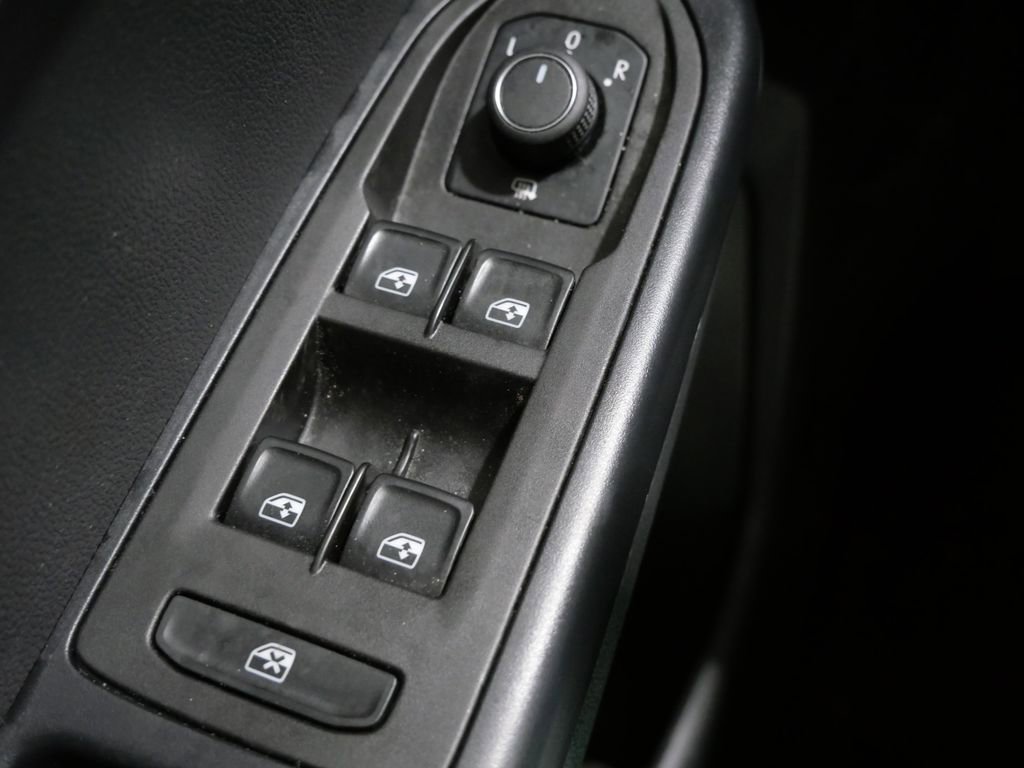 Used 2025 Volkswagen Taos SE AWD/4WD image 12