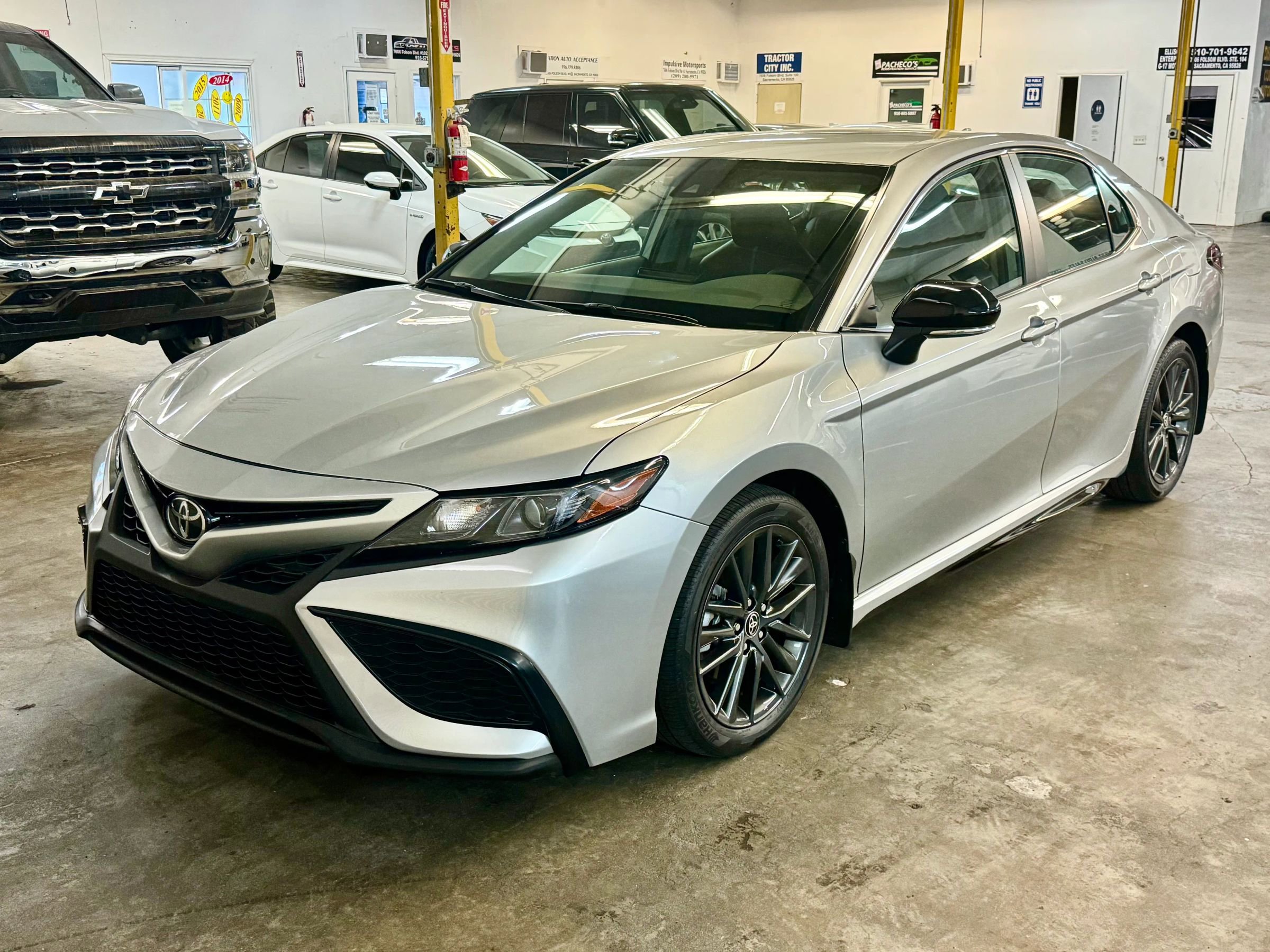 Used 2023 Toyota Camry SE image 1