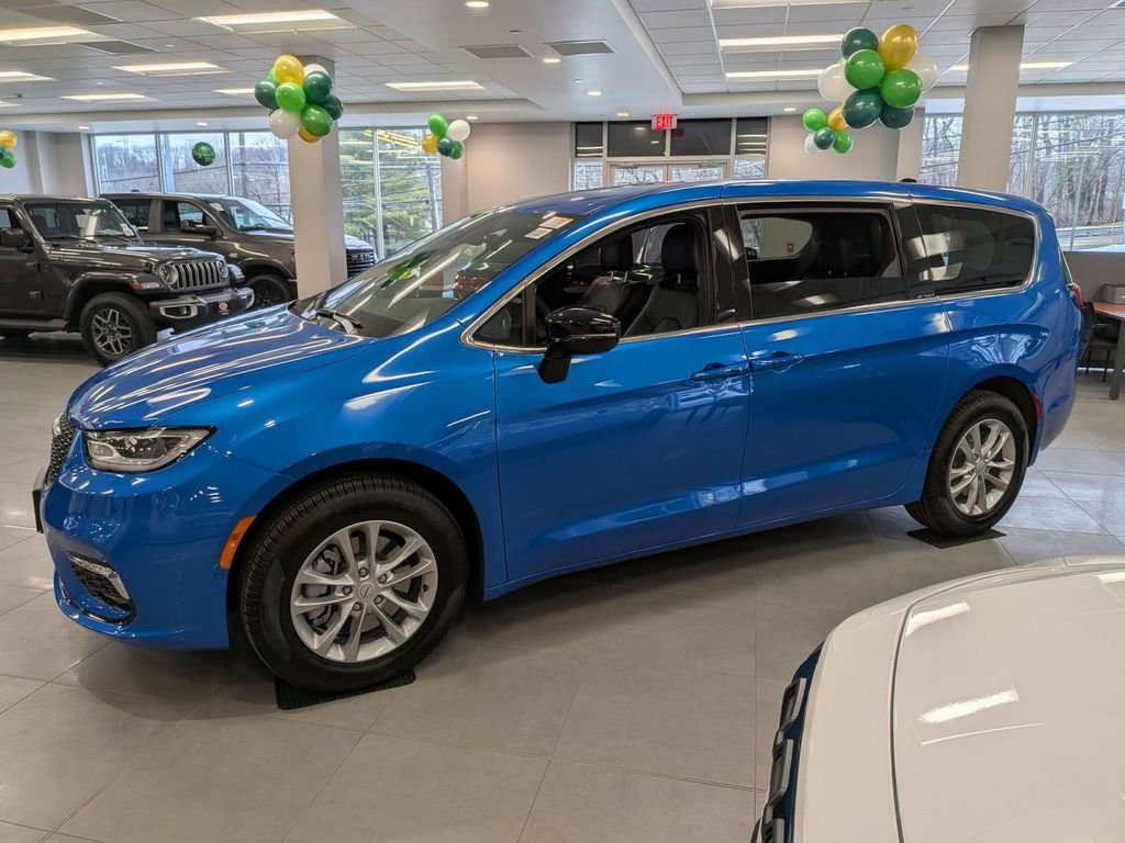 New 2026 Chrysler Pacifica Select AWD/4WD image 8