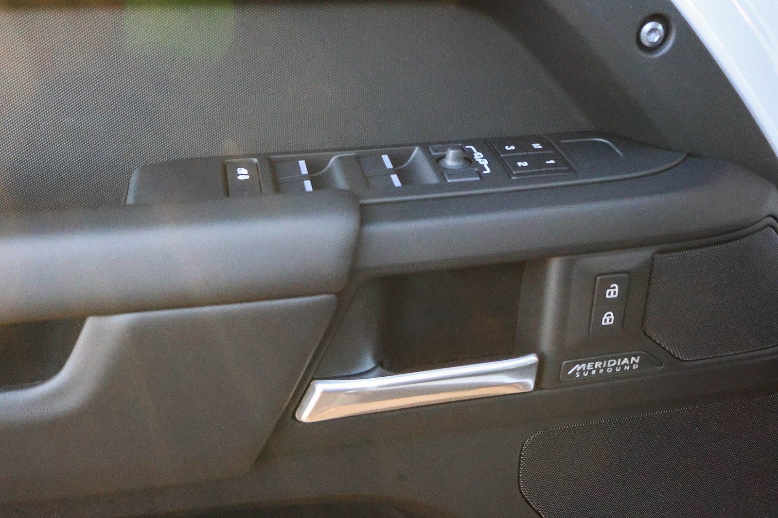 New 2026 Land Rover Defender 110 X-Dynamic SE image 32