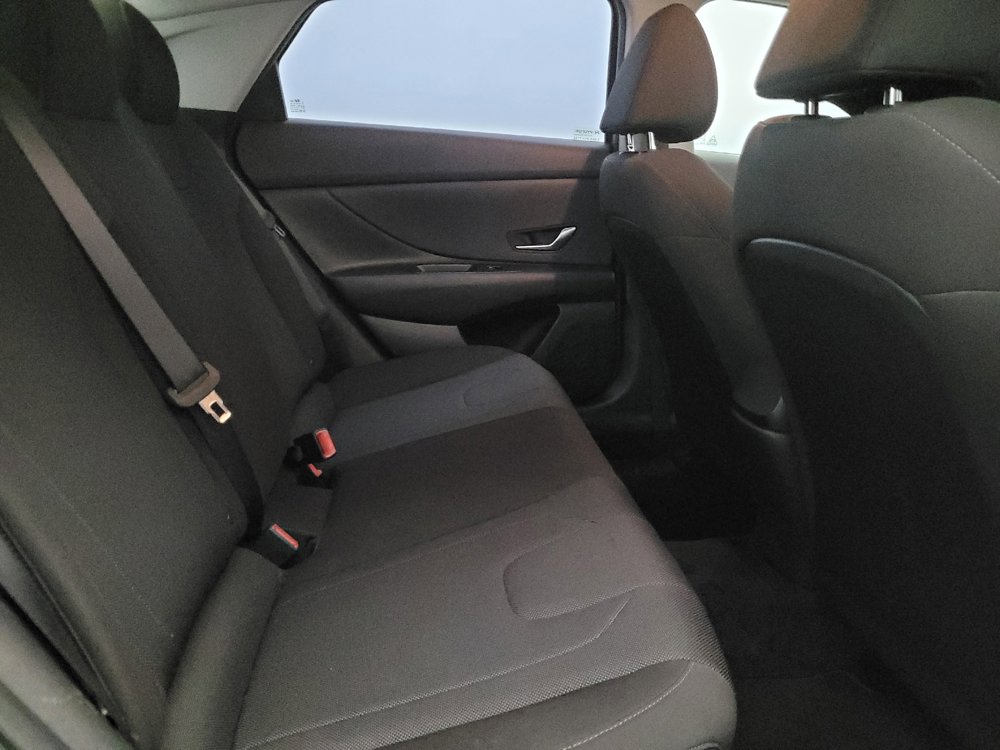 Used 2022 Hyundai Elantra SE image 19
