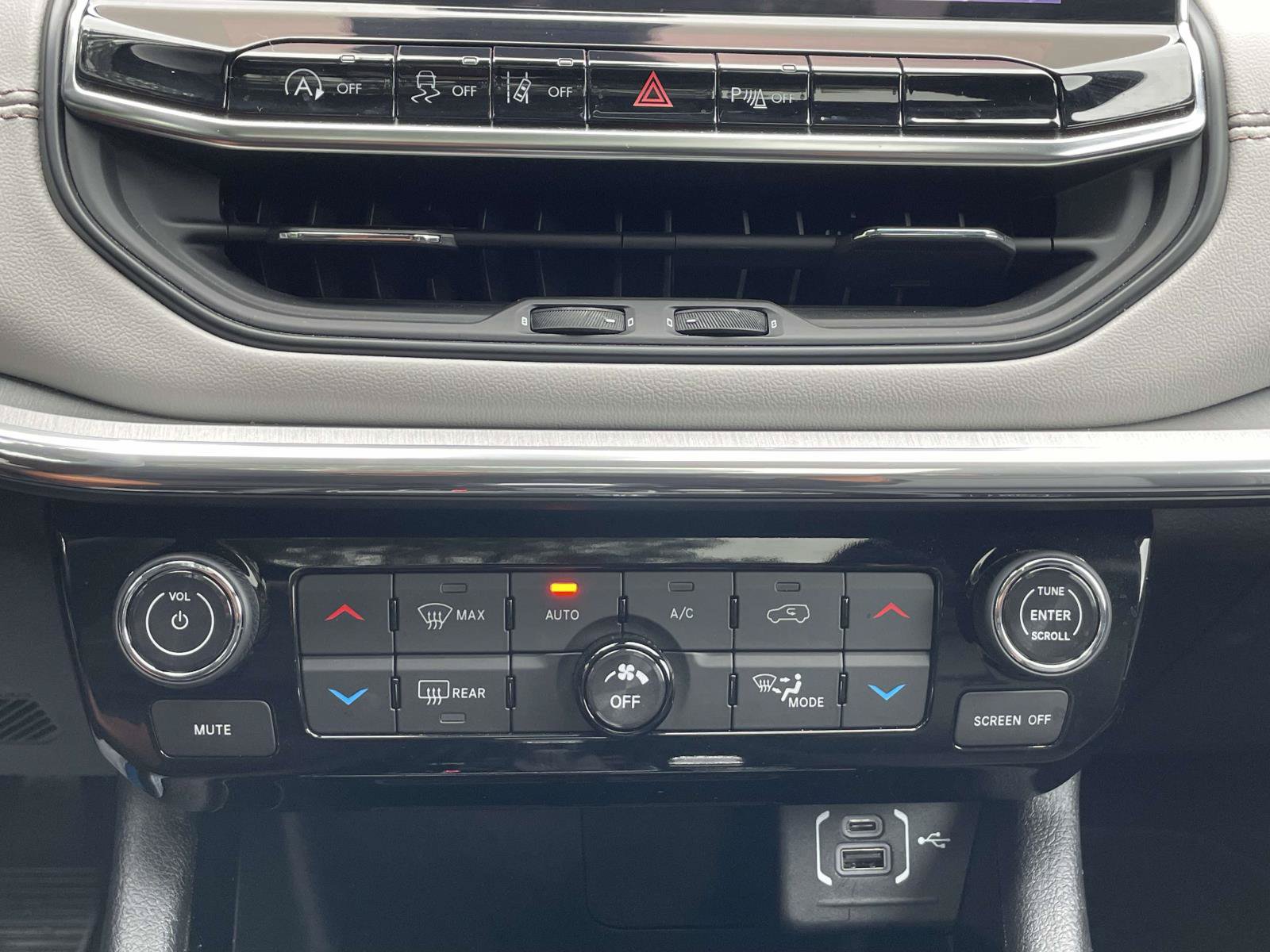 Certified 2024 Jeep Compass Limited w/ Sun and Sound Group AWD/4WD image 30