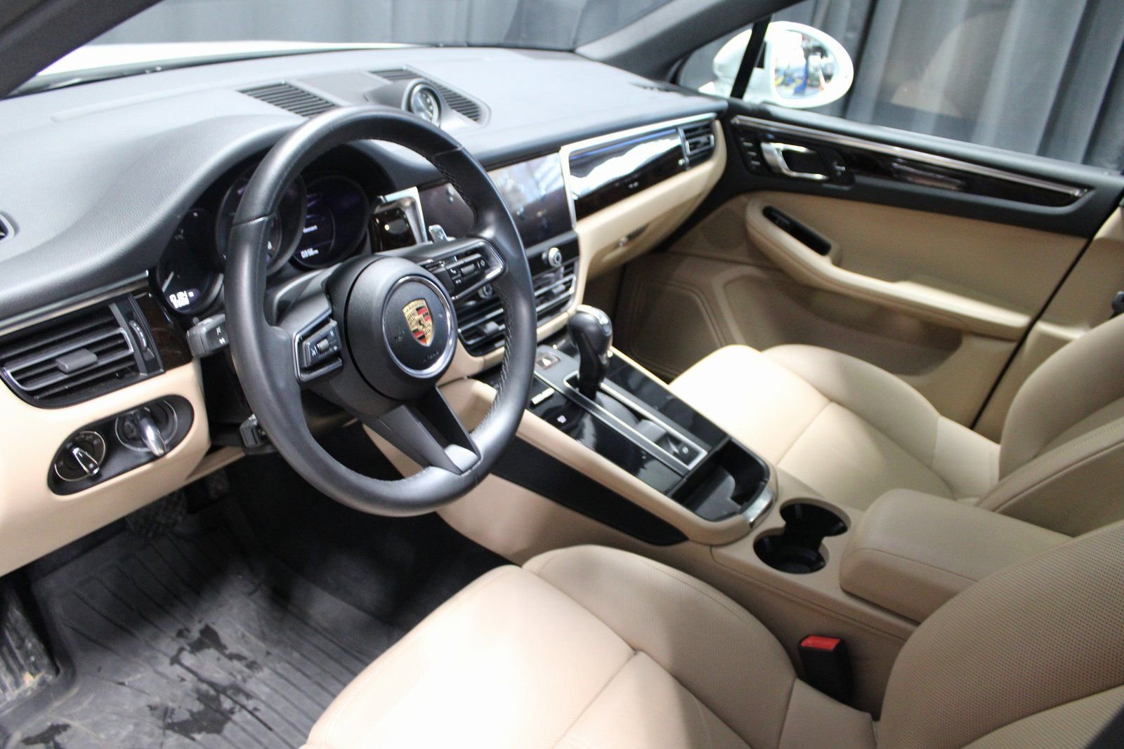 Certified 2025 Porsche Macan image 4