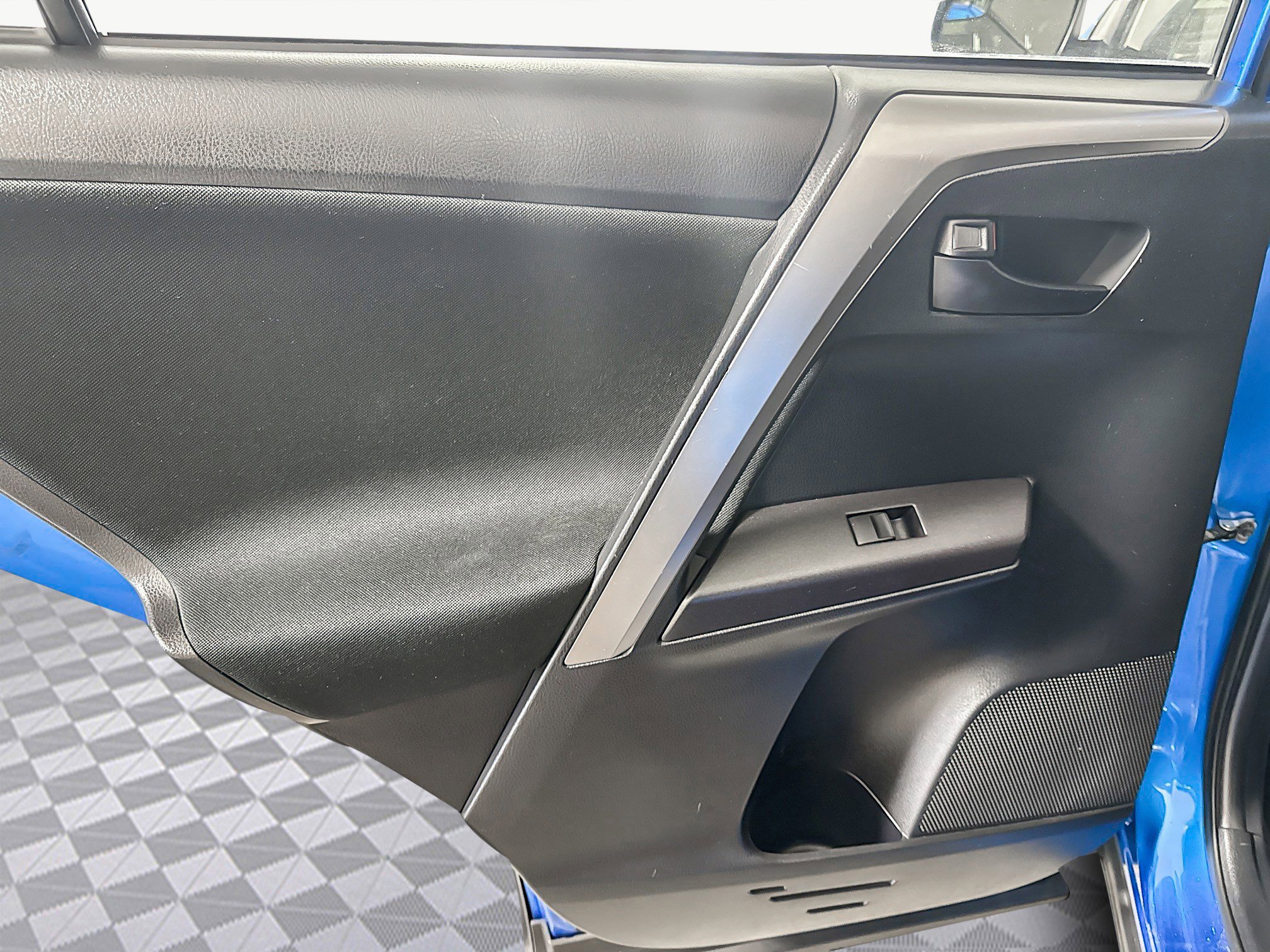 Used 2018 Toyota RAV4 LE image 25