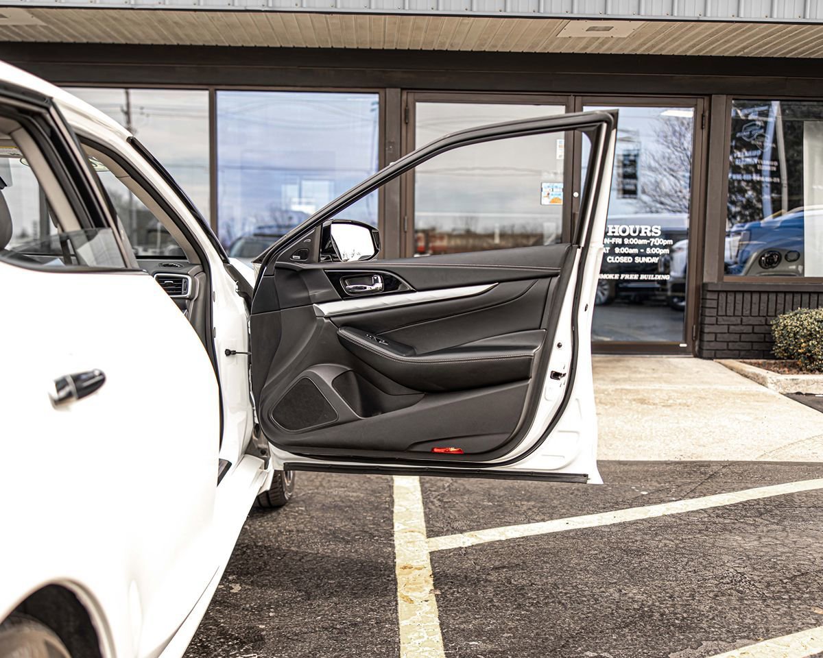 Used 2023 Nissan Maxima SL FWD image 41