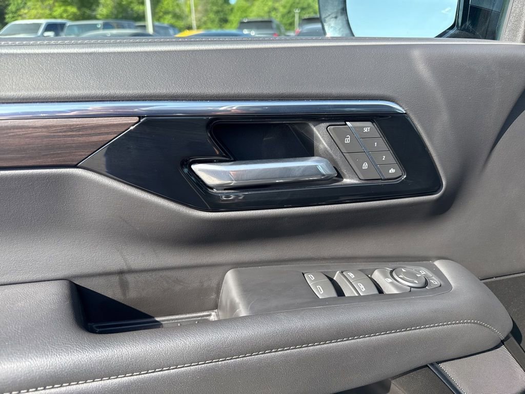 Used 2025 Chevrolet Suburban Z71 AWD/4WD image 29