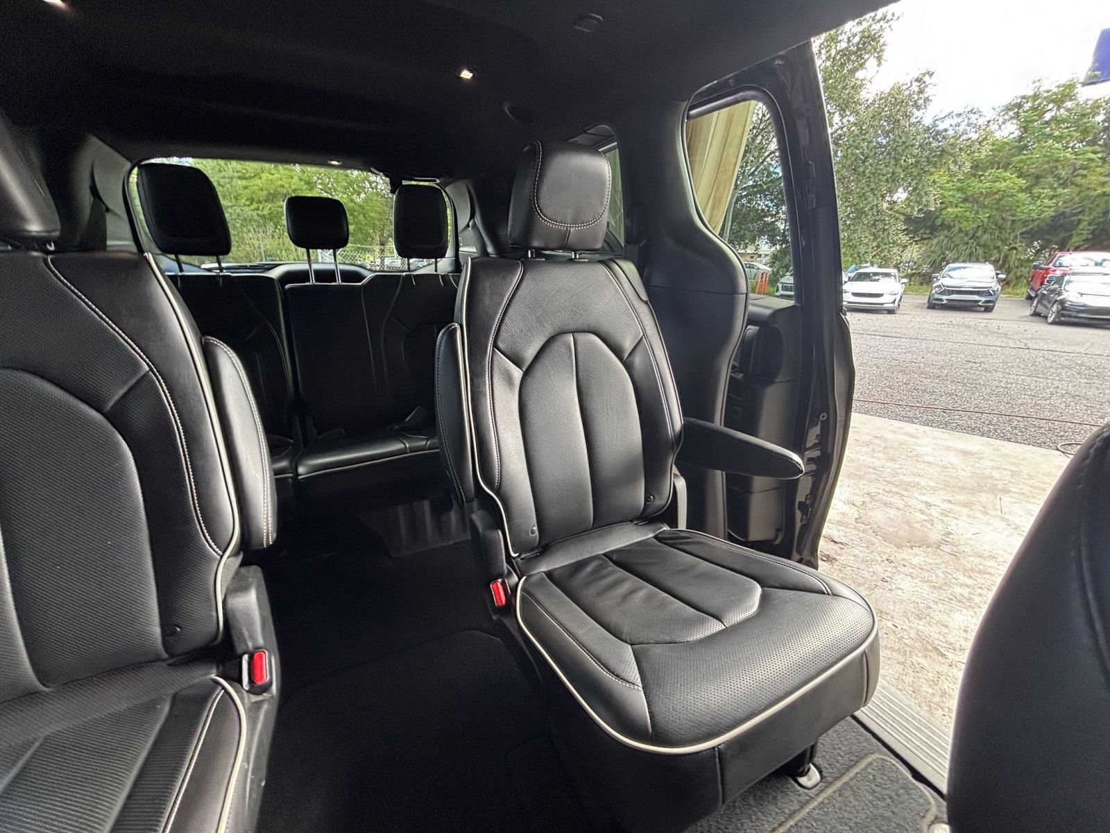 Used 2025 Chrysler Pacifica Limited FWD image 41