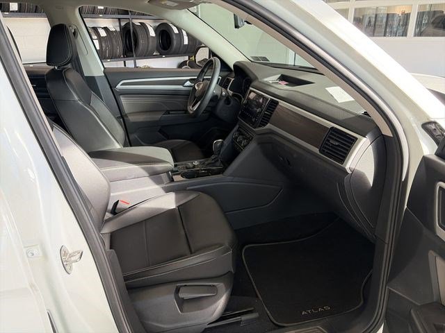Certified 2022 Volkswagen Atlas SE w/ Black Wheel Package image 40