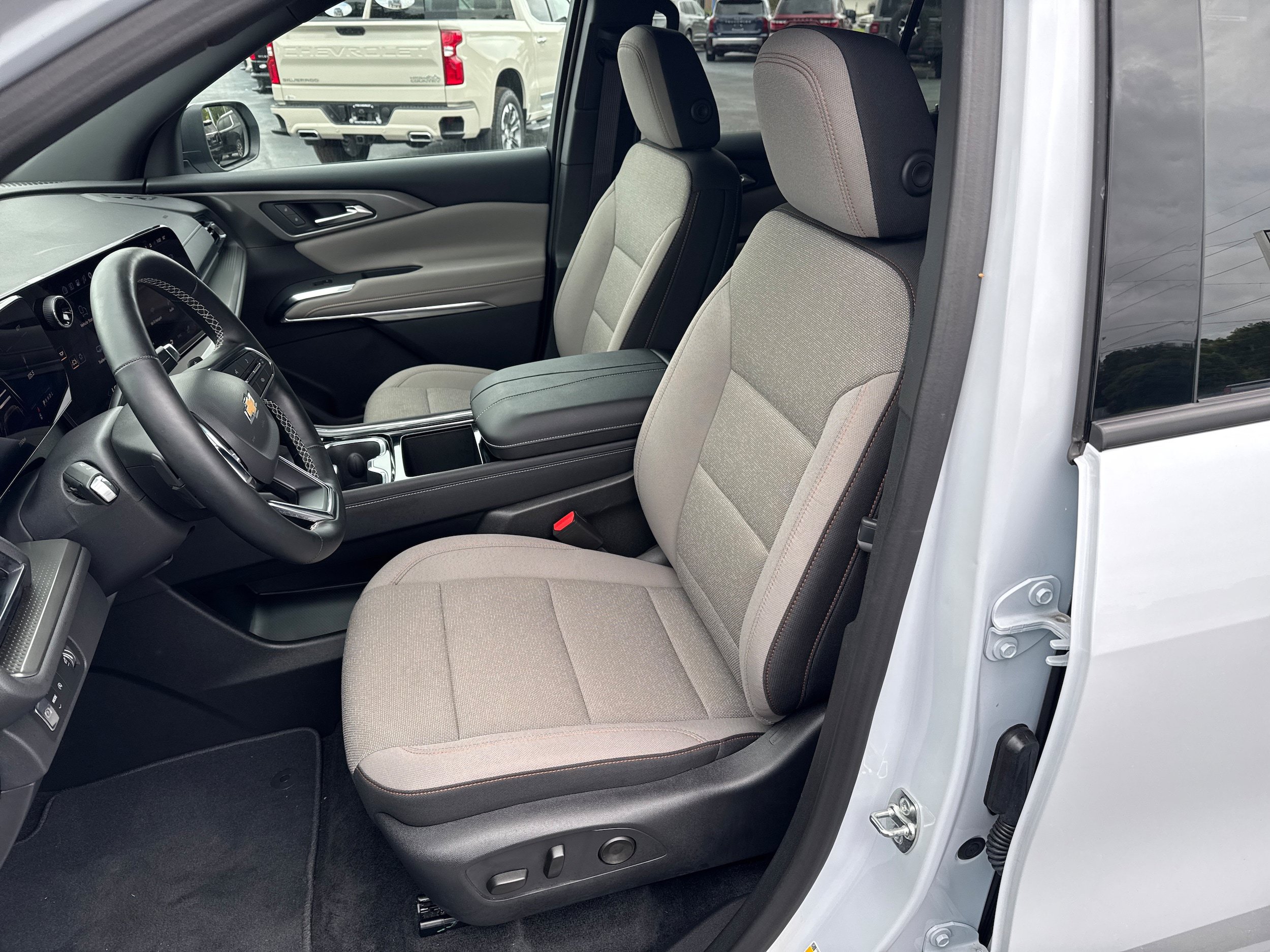 Used 2026 Chevrolet Traverse LT FWD image 24