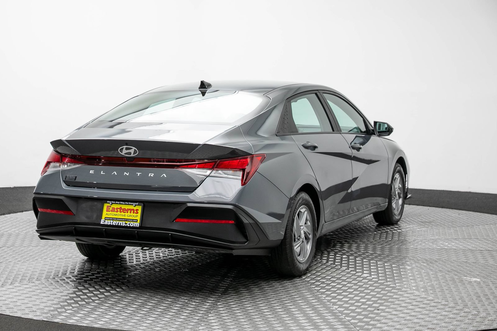 Used 2024 Hyundai Elantra SE FWD image 5