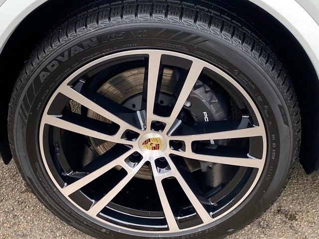 Used 2024 Porsche Cayenne image 30