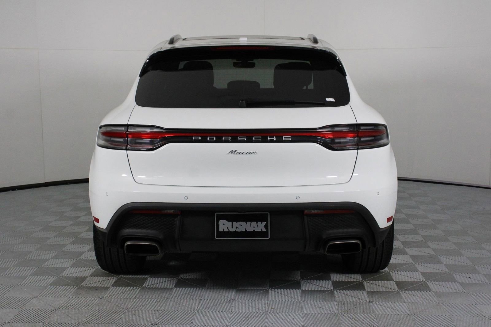 Certified 2022 Porsche Macan AWD/4WD image 6