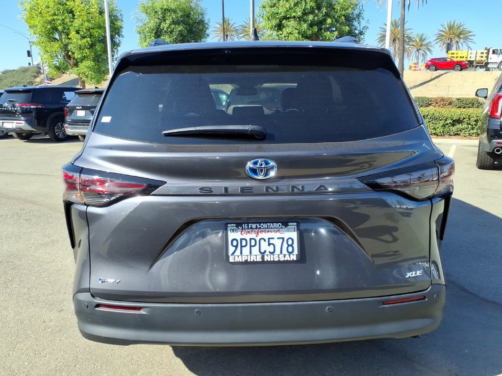 Used 2025 Toyota Sienna XLE FWD image 6
