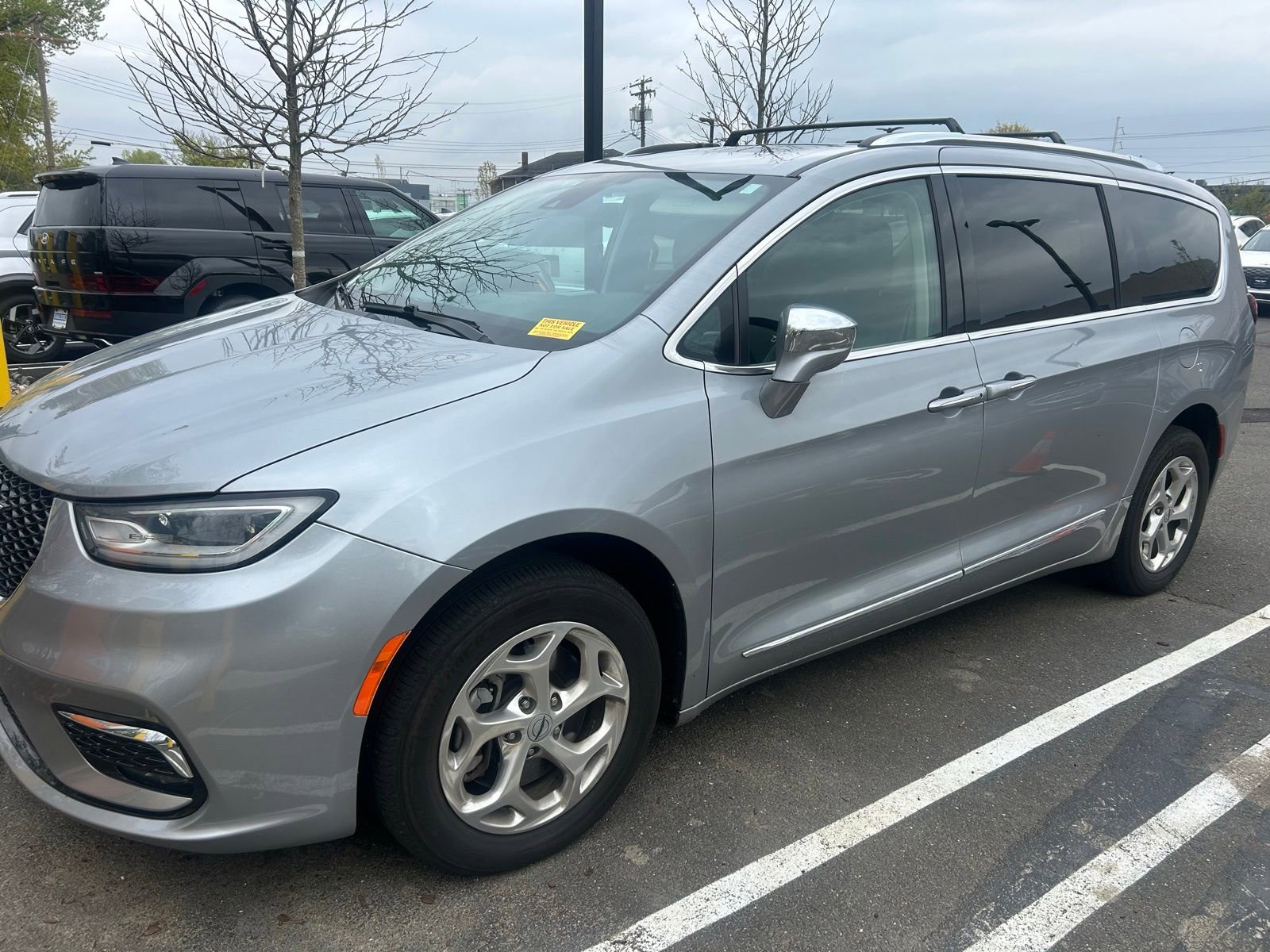 Used 2021 Chrysler Pacifica Limited w/ Uconnect Theater Family Group AWD/4WD image 2