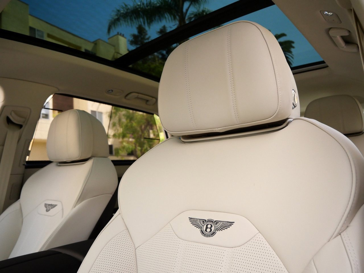 Used 2024 Bentley Bentayga Extended Wheelbase image 15