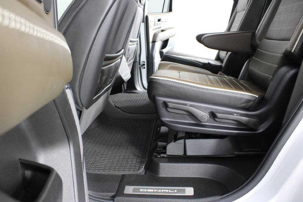 Used 2026 GMC Yukon Denali Ultimate w/ LPO, Illumination Package AWD/4WD image 17