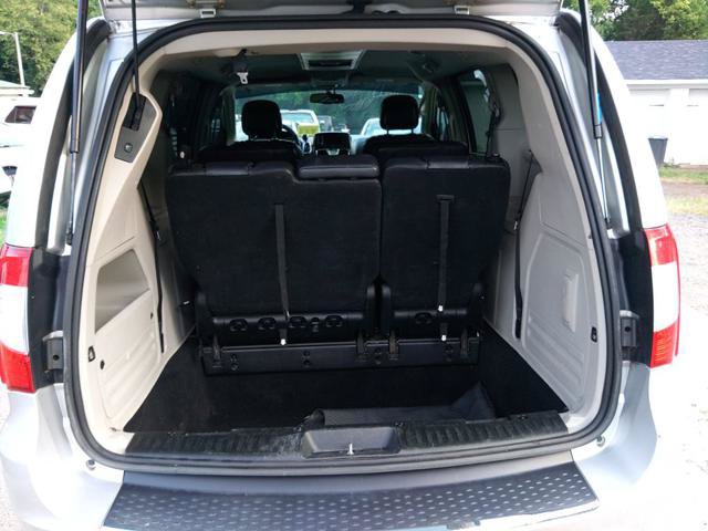Used 2011 Chrysler Town & Country Touring-L w/ Entertainment Group #2 FWD image 15
