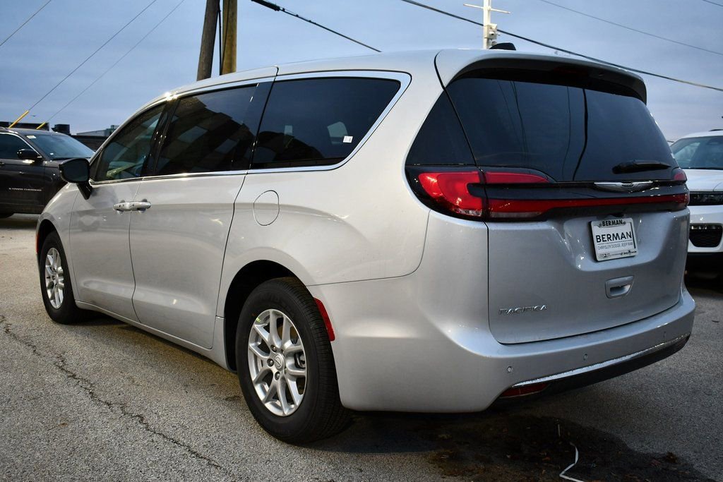 New 2026 Chrysler Pacifica Select image 5
