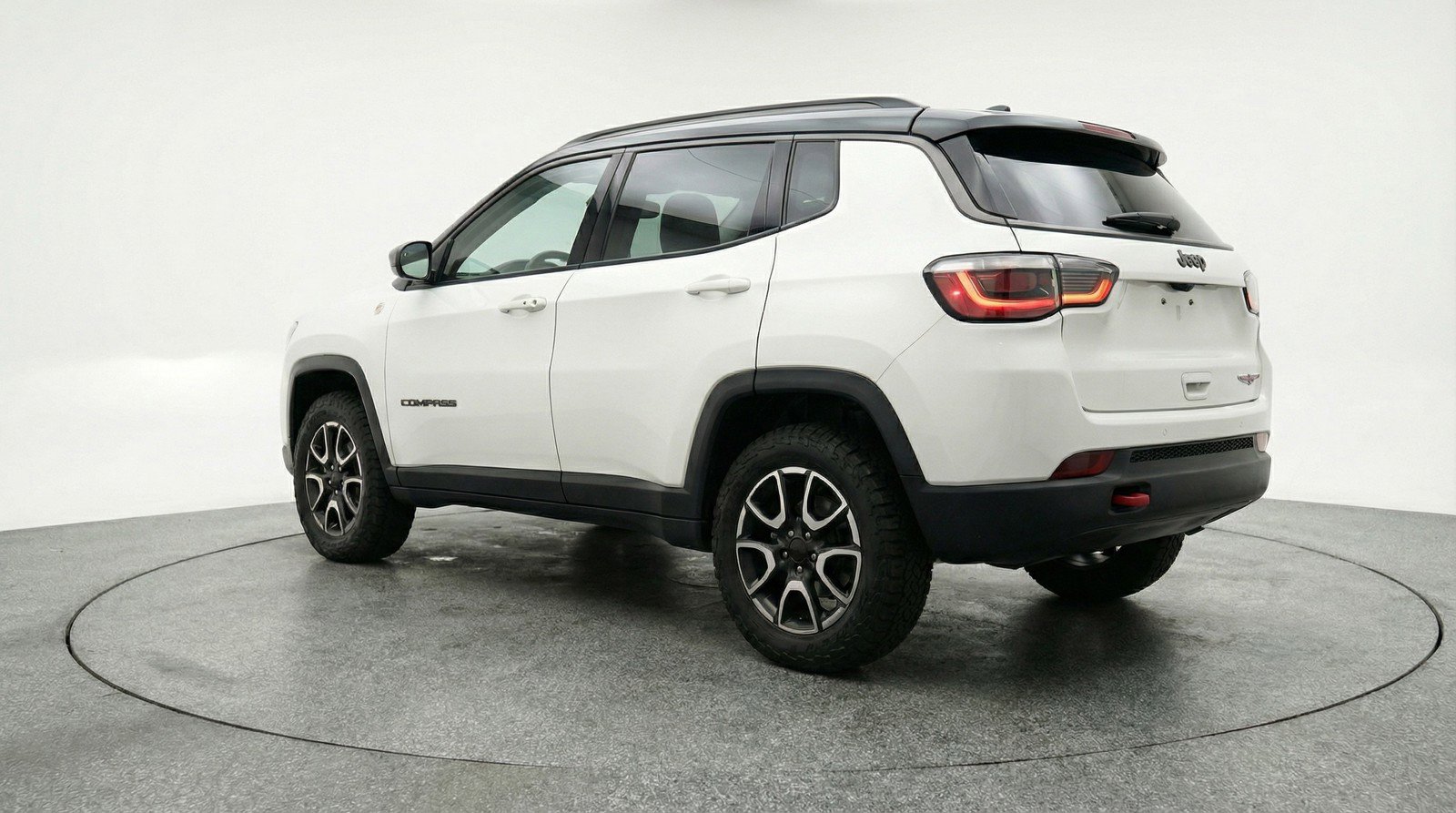 Used 2025 Jeep Compass Trailhawk image 6