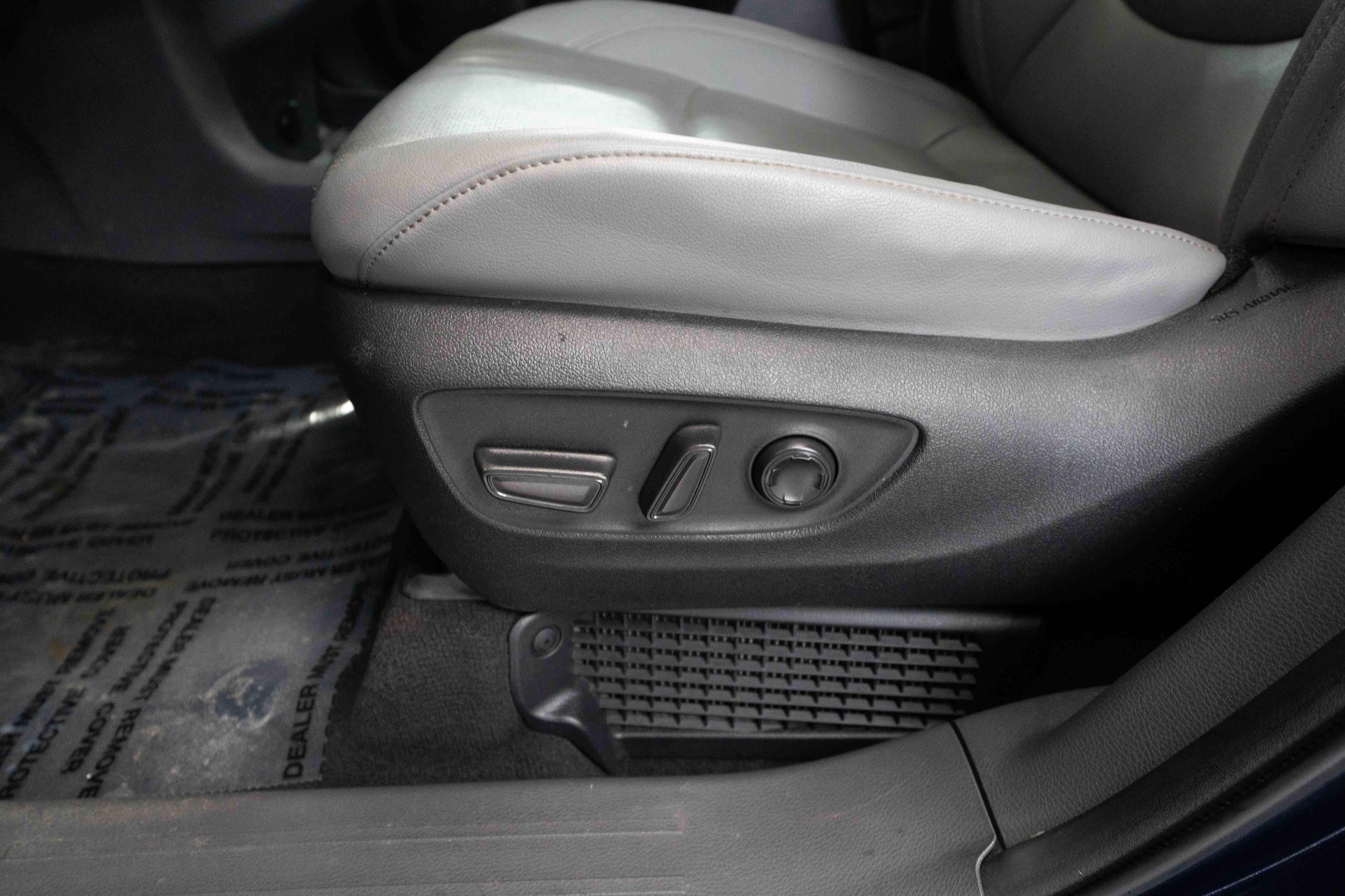 Used 2023 Toyota Sienna Limited image 12