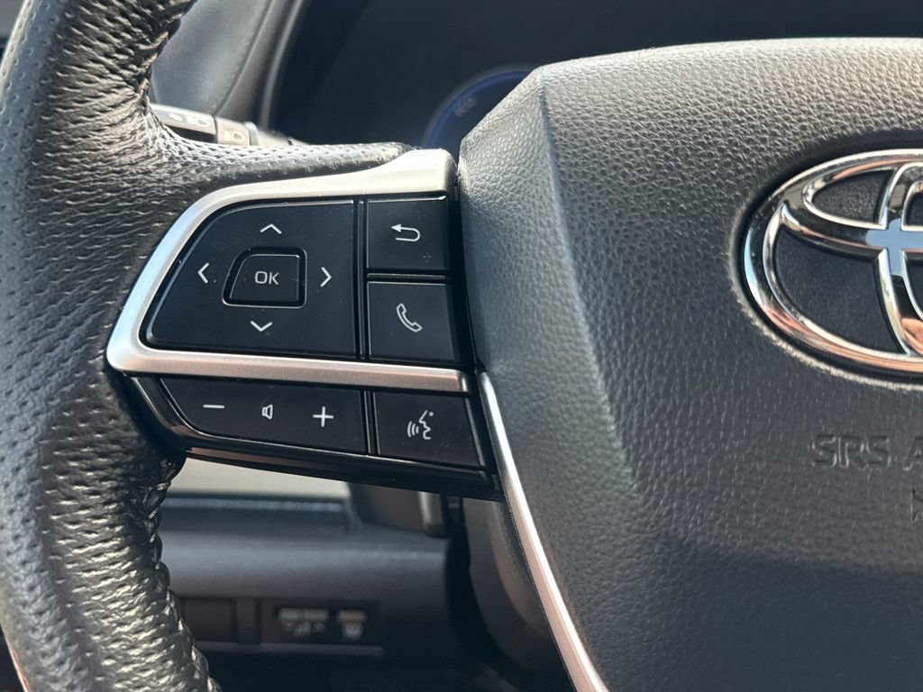 Used 2025 Toyota Sienna Limited AWD/4WD image 18
