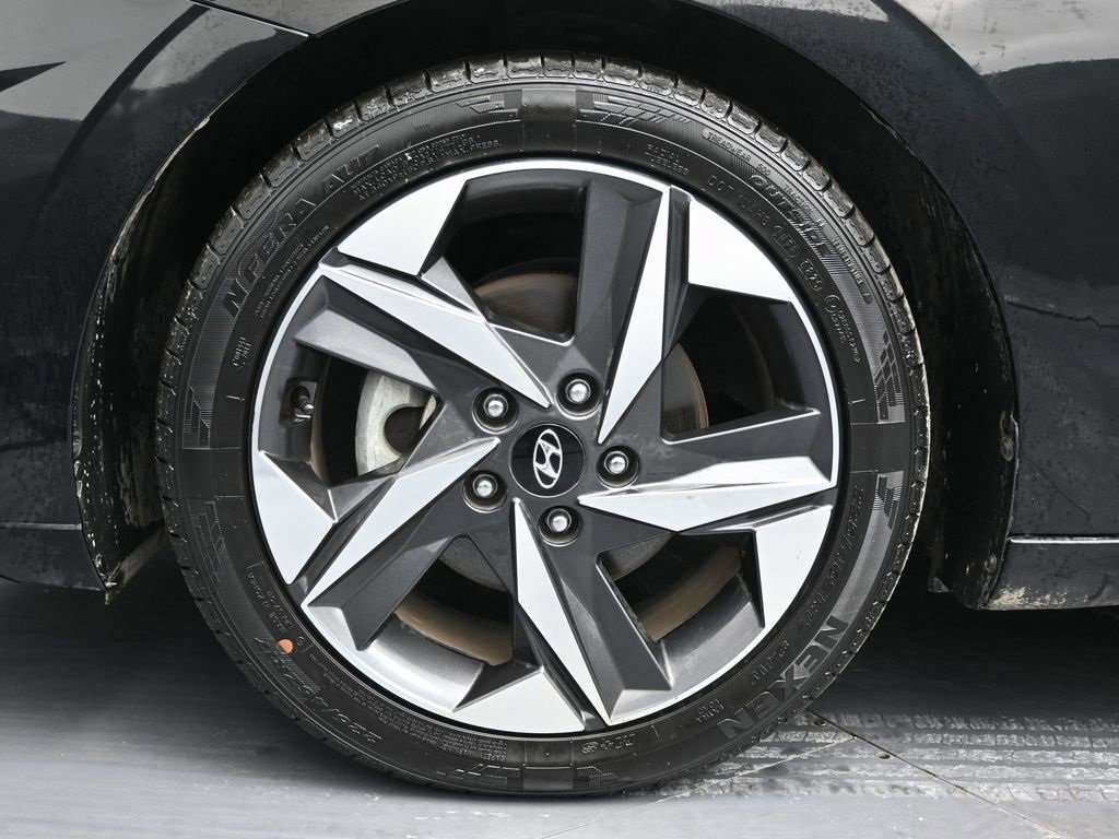 Used 2022 Hyundai Elantra Limited image 11