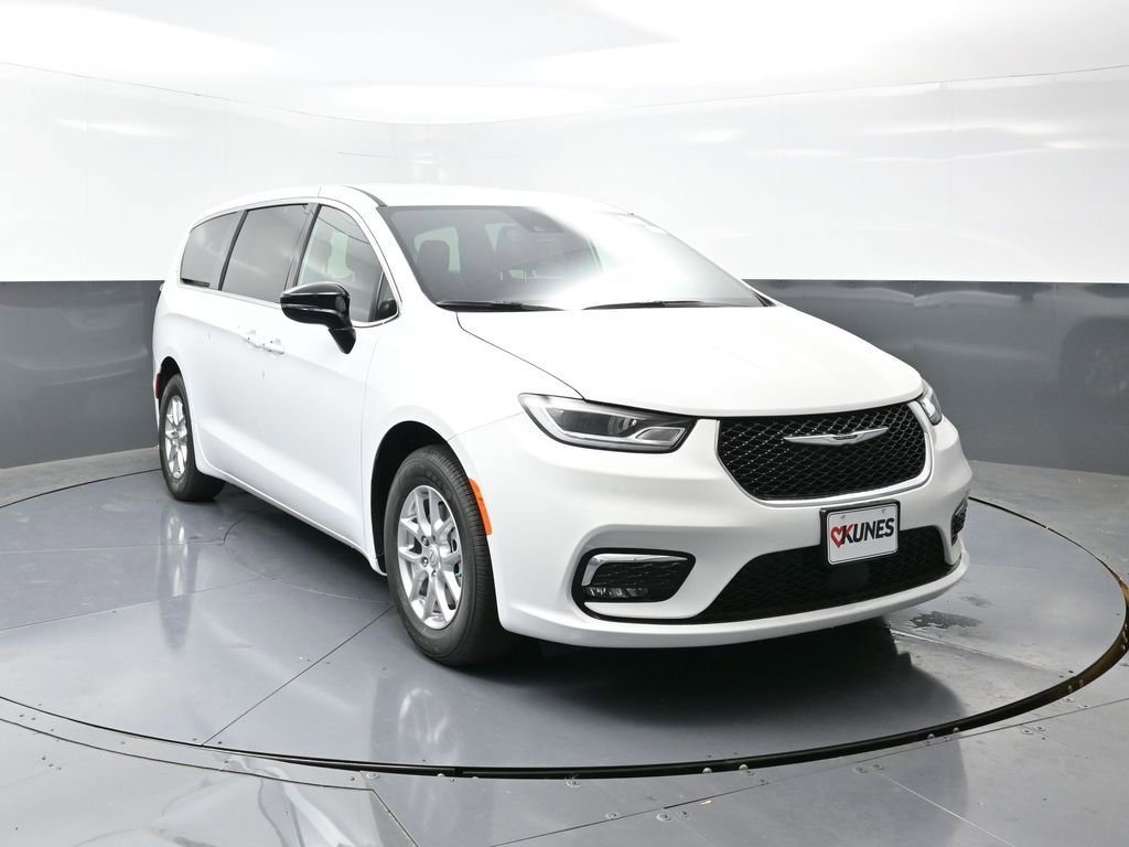 New 2026 Chrysler Pacifica Select image 4