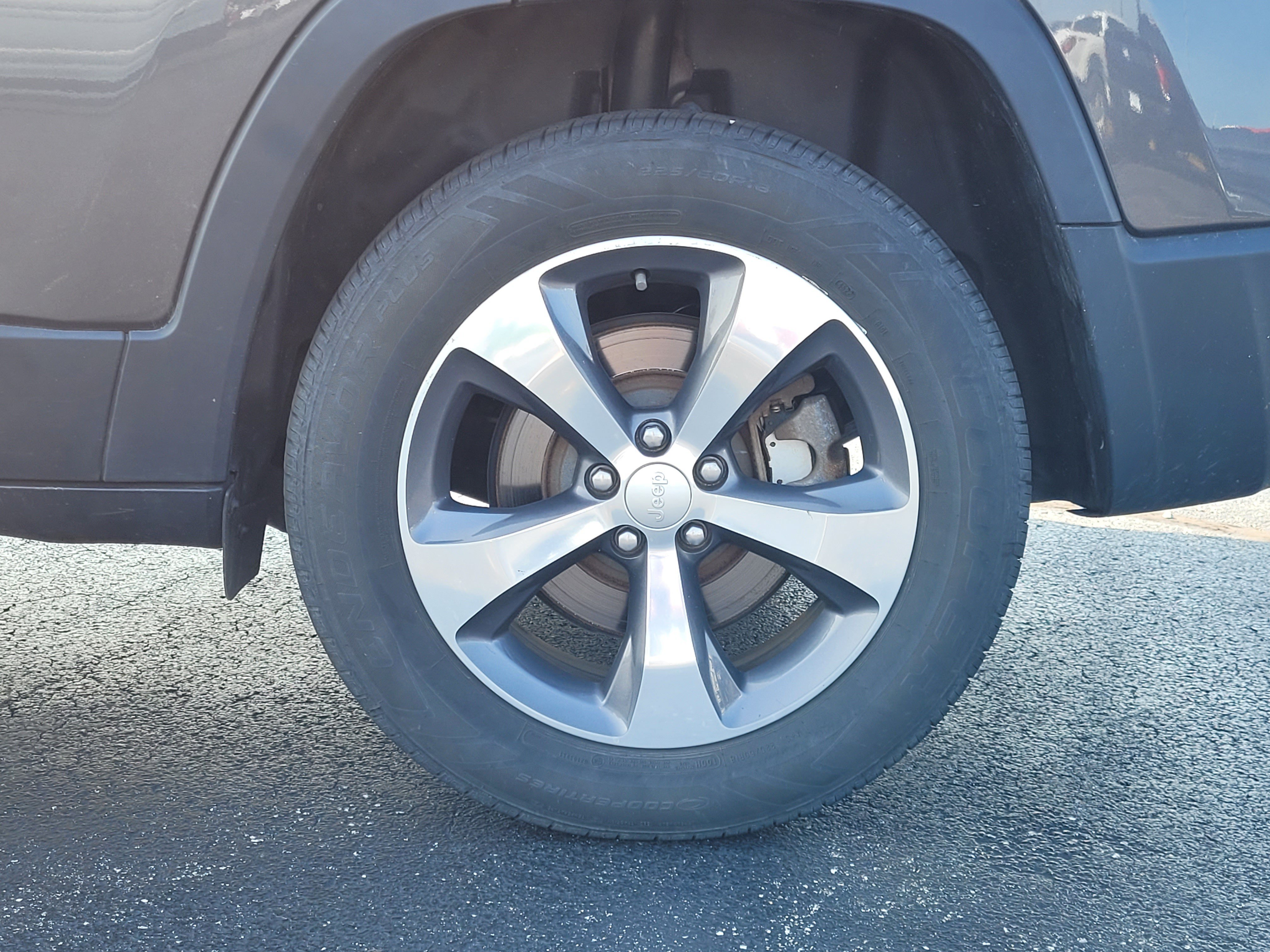 Used 2019 Jeep Cherokee Limited AWD/4WD image 10