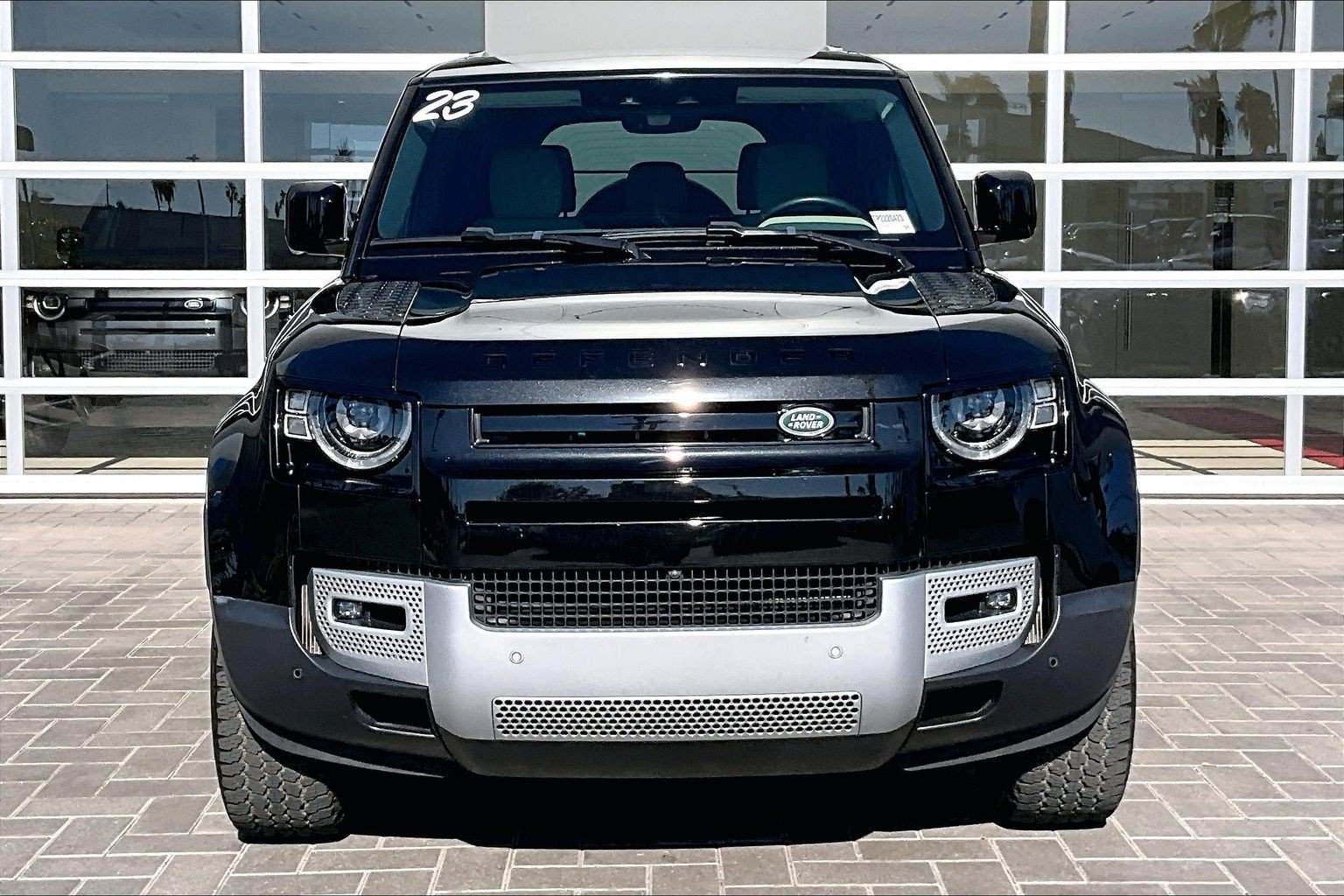 Used 2023 Land Rover Defender 110 SE AWD/4WD image 2