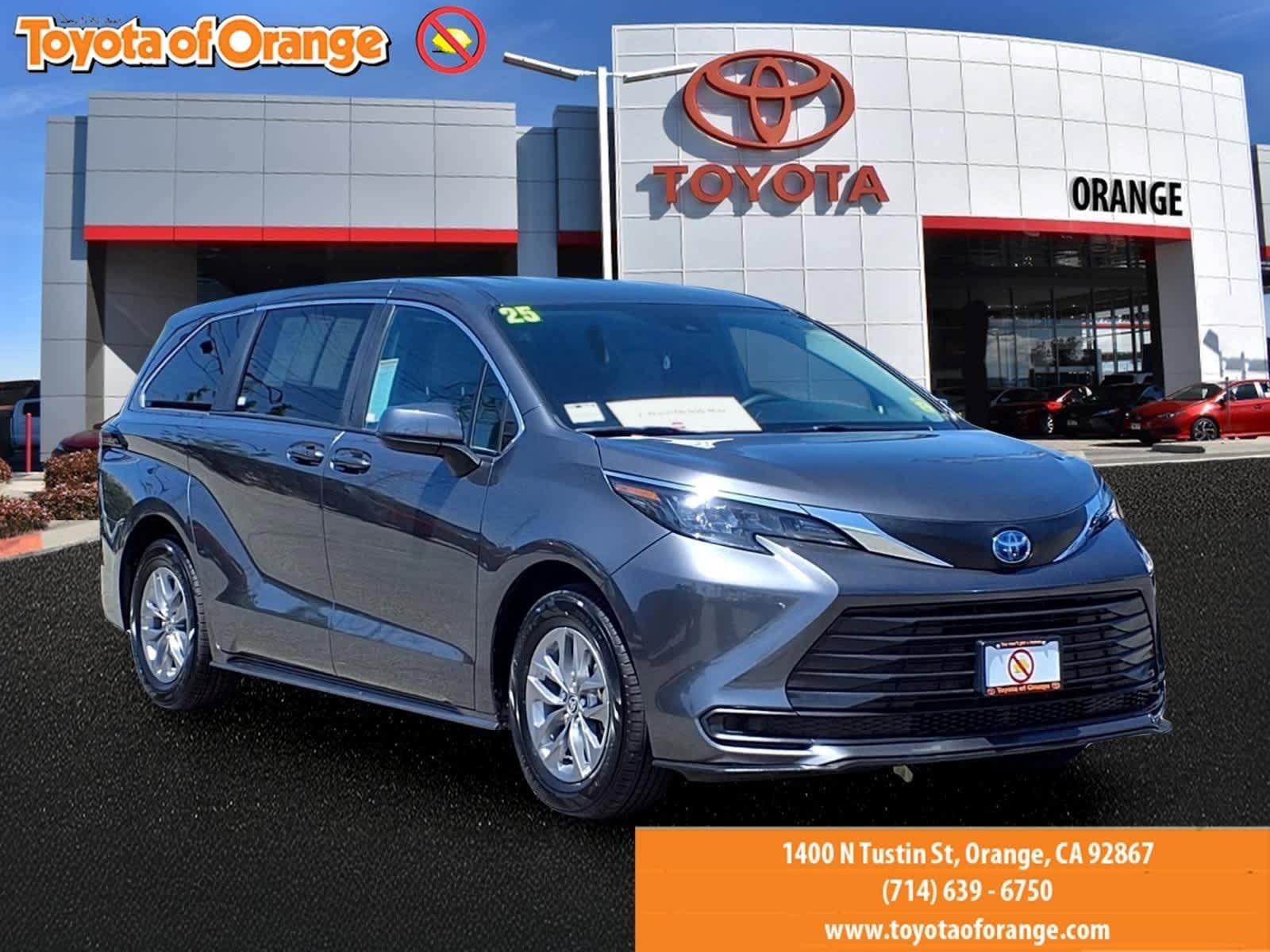 Certified 2025 Toyota Sienna LE FWD image 1