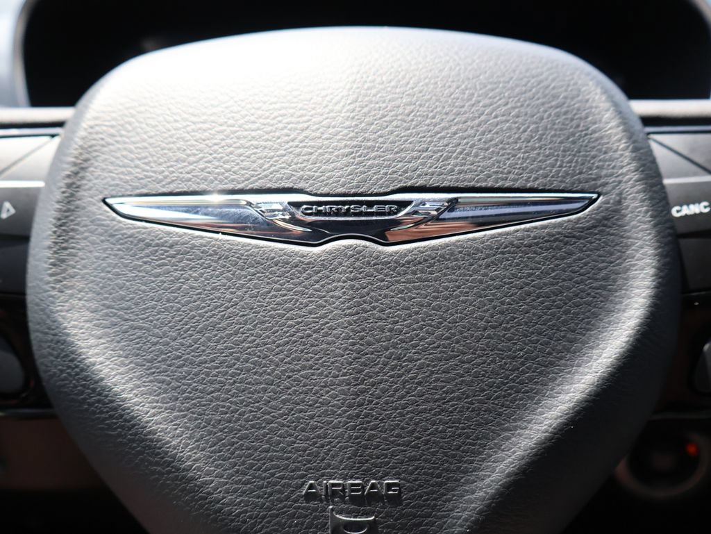Used 2025 Chrysler Pacifica Limited FWD image 27