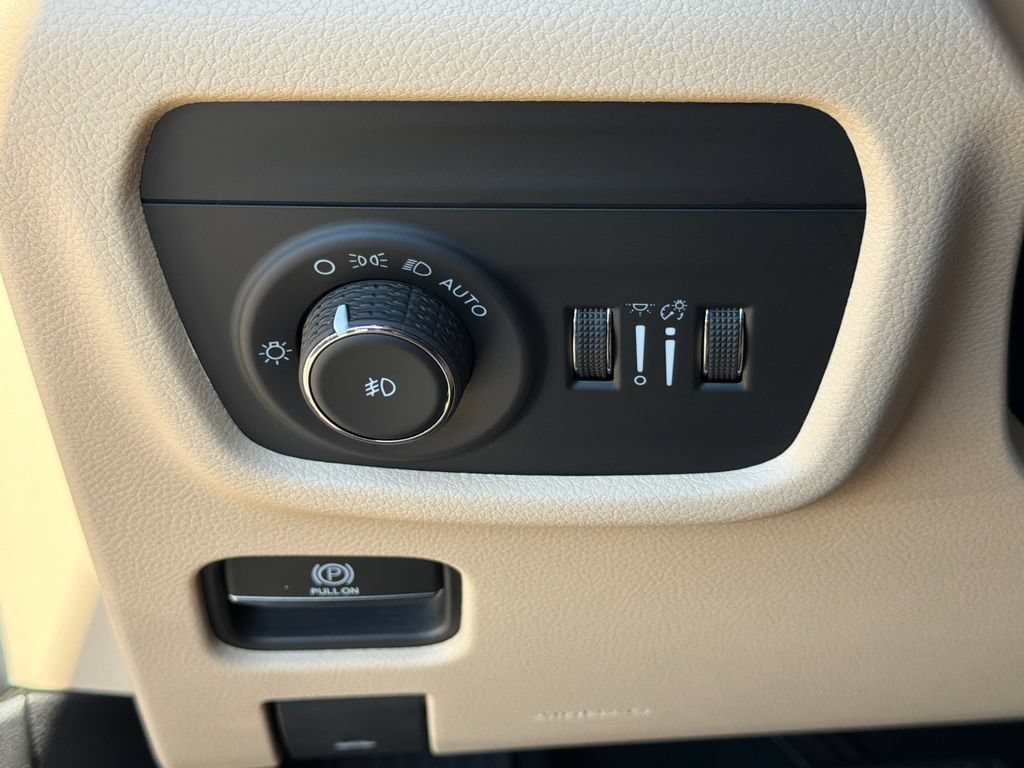 Used 2022 Jeep Grand Cherokee Limited AWD/4WD image 23