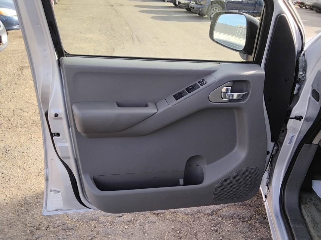 Used 2013 Nissan Frontier SV image 9