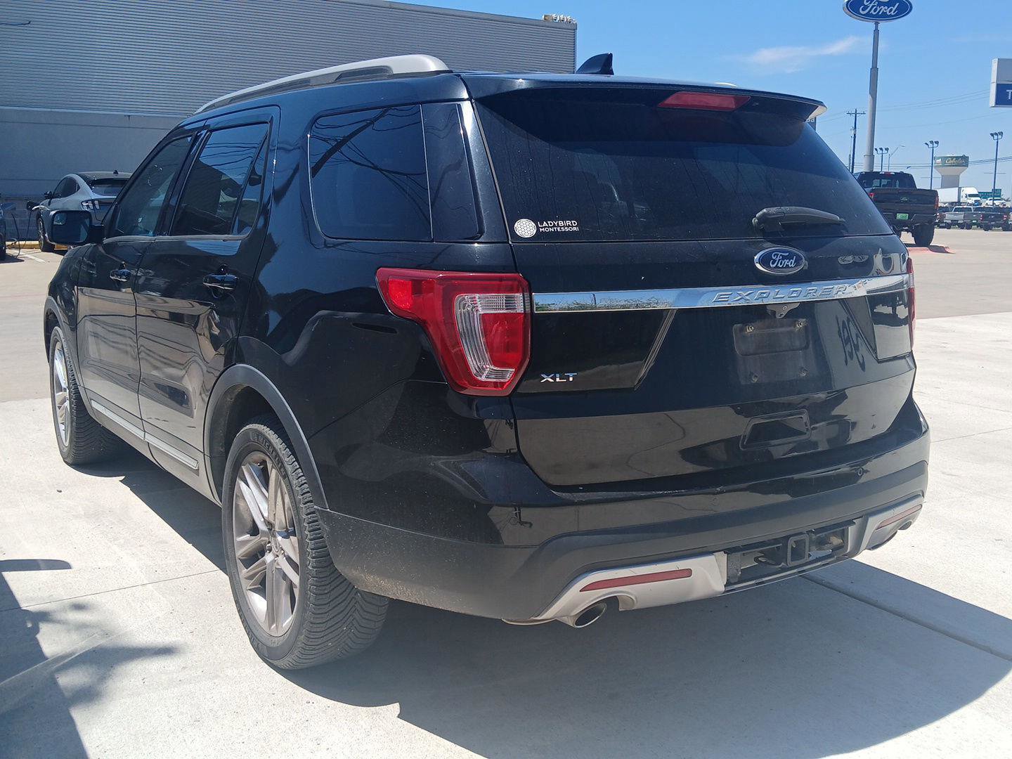Used 2017 Ford Explorer XLT w/ Equipment Group 202A FWD image 9