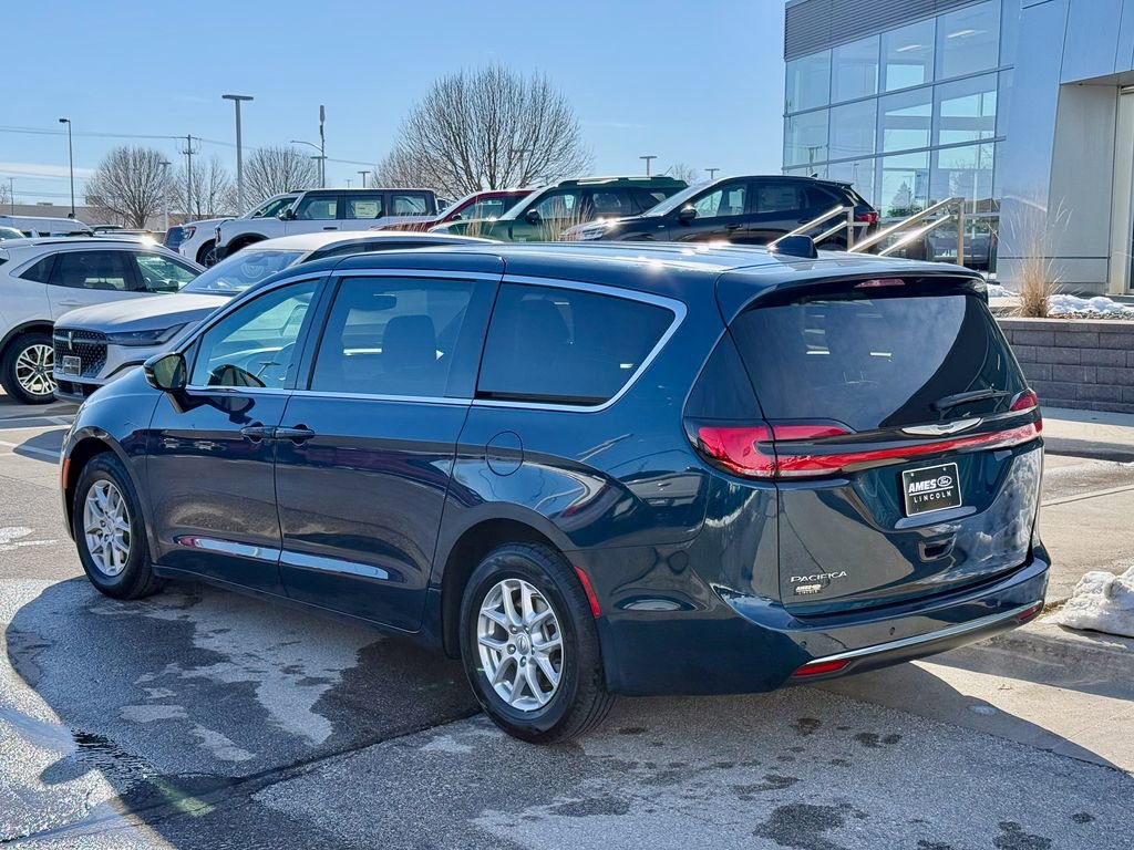 Used 2025 Chrysler Pacifica Select image 4