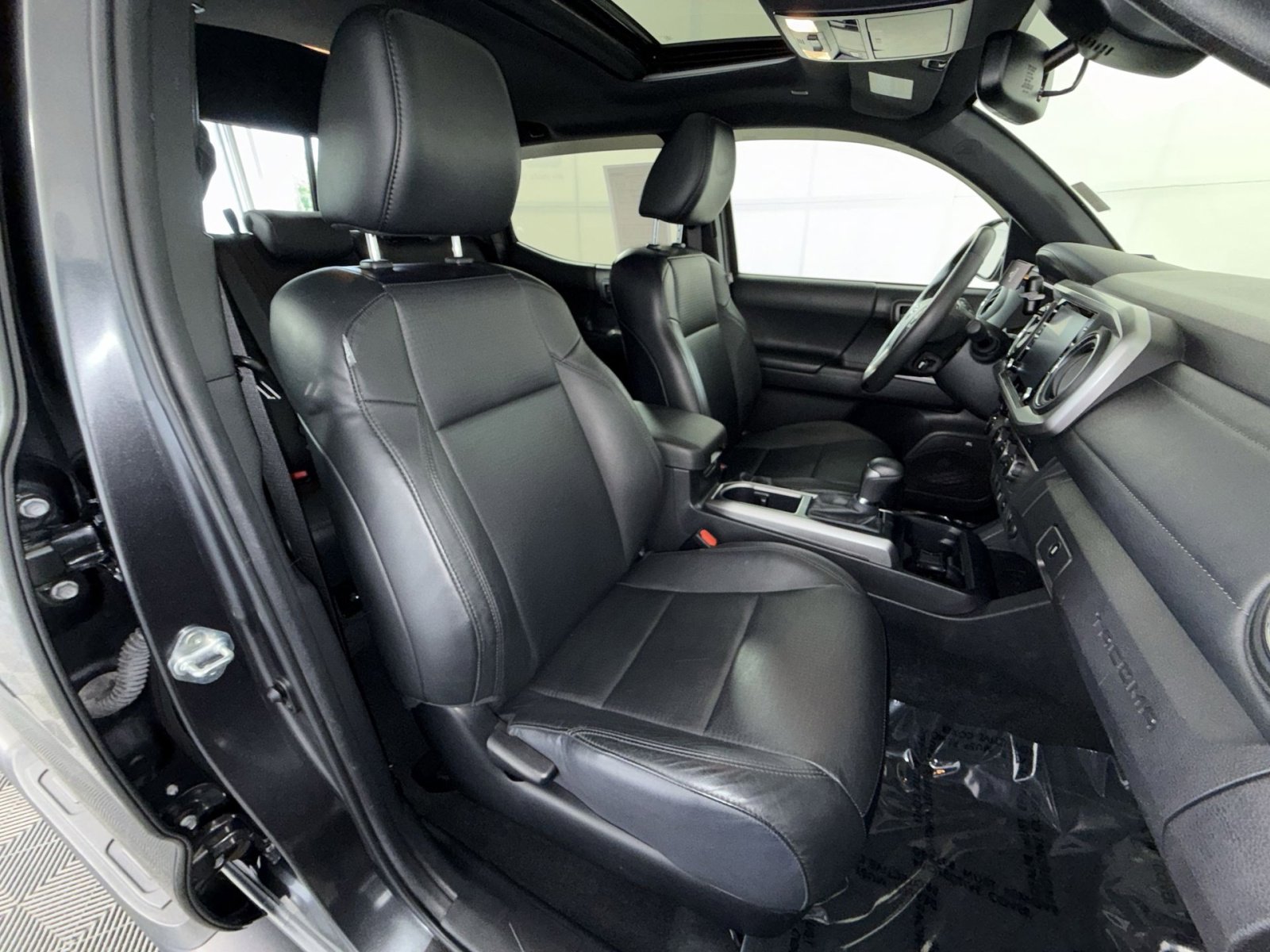 Used 2022 Toyota Tacoma Limited AWD/4WD image 28