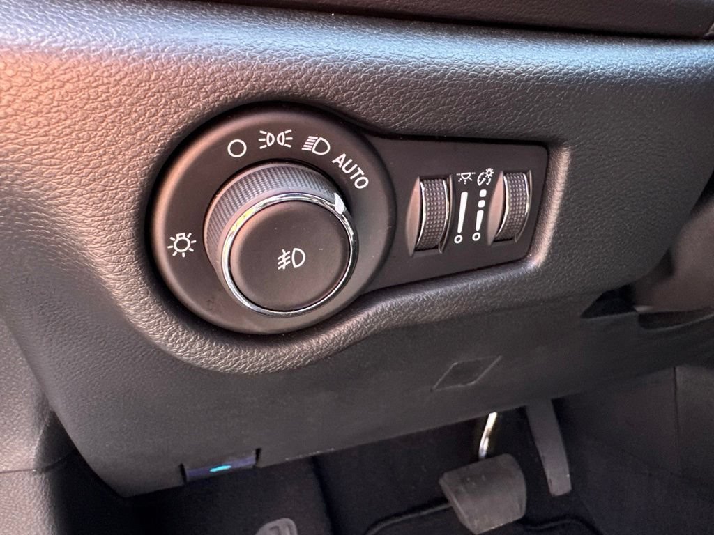 Used 2025 Chrysler Pacifica Select FWD image 18