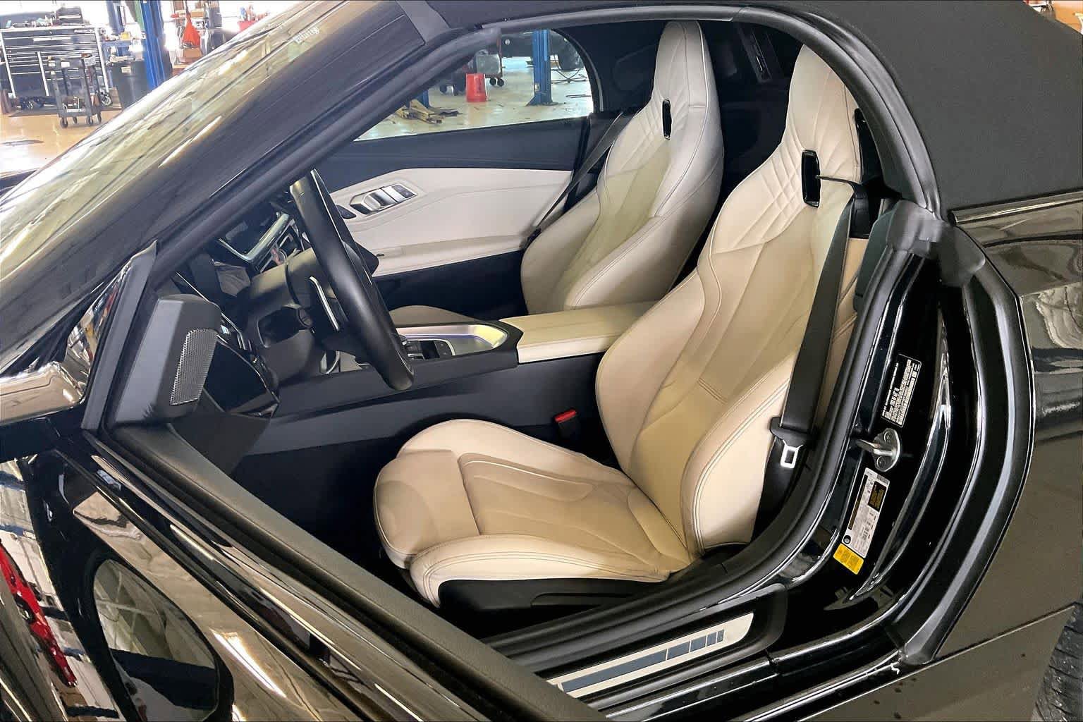 Certified 2023 BMW Z4 M40i w/ Convenience Package RWD image 7