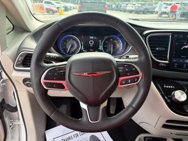 Used 2023 Chrysler Pacifica Touring-L FWD image 14