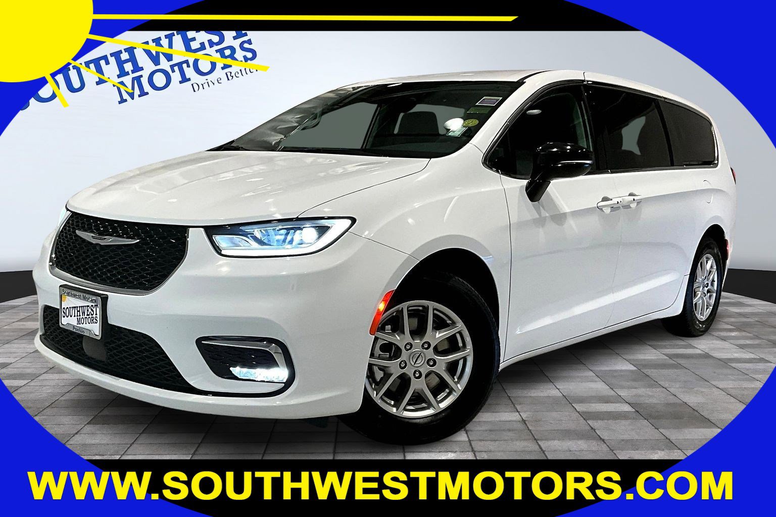 Used 2024 Chrysler Pacifica Touring-L image 1