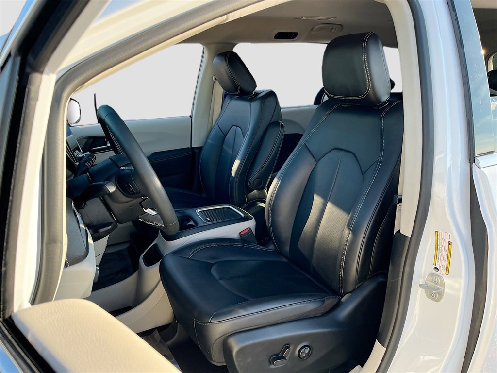 Certified 2024 Chrysler Pacifica Touring-L image 20
