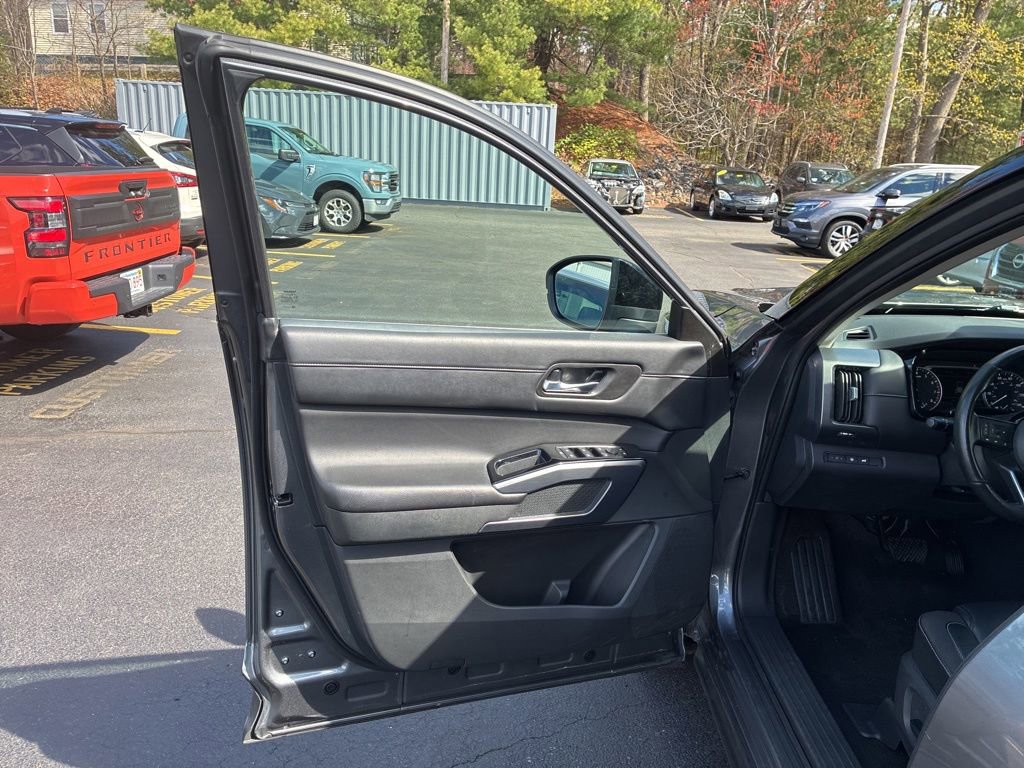 Certified 2023 Nissan Pathfinder SL w/ Black Appearance Package AWD/4WD image 16