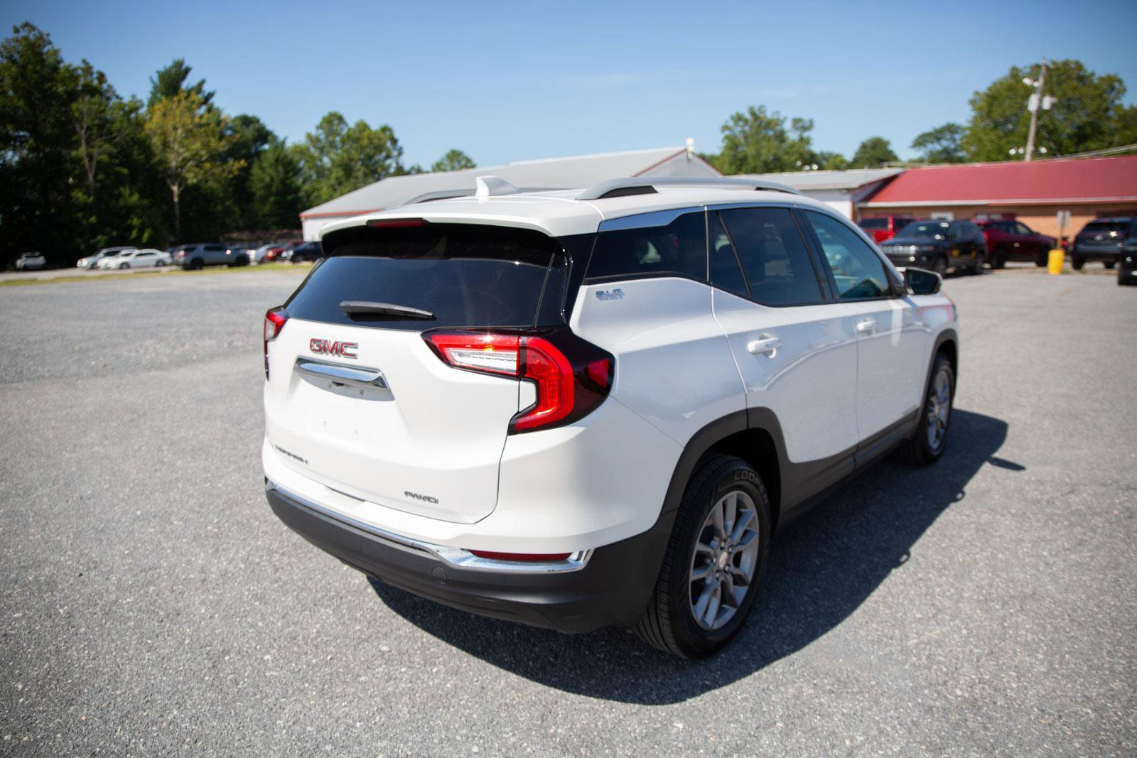 Used 2022 GMC Terrain SLT image 3