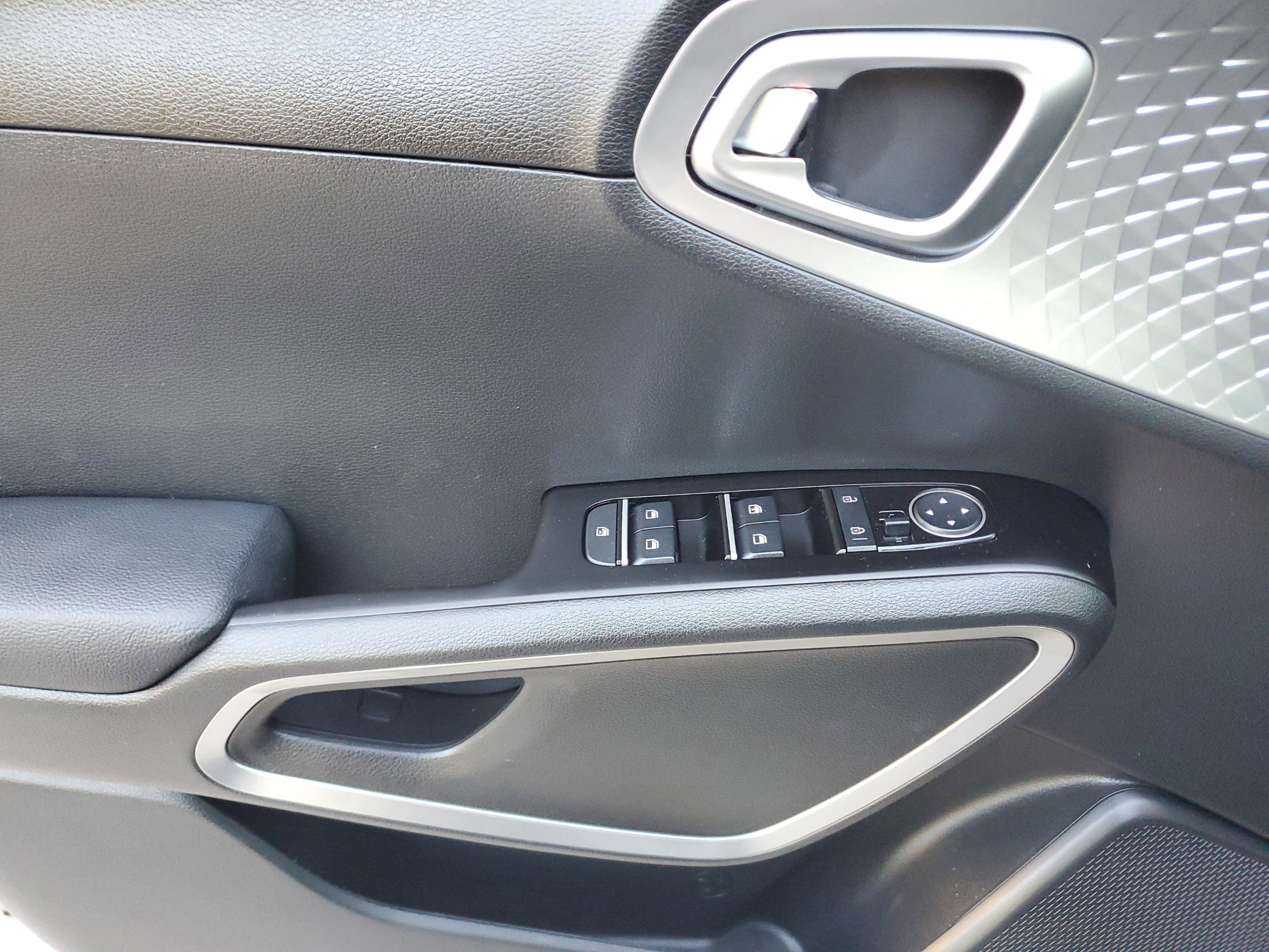 Certified 2025 Kia Soul LX w/ LX Technology Package FWD image 12
