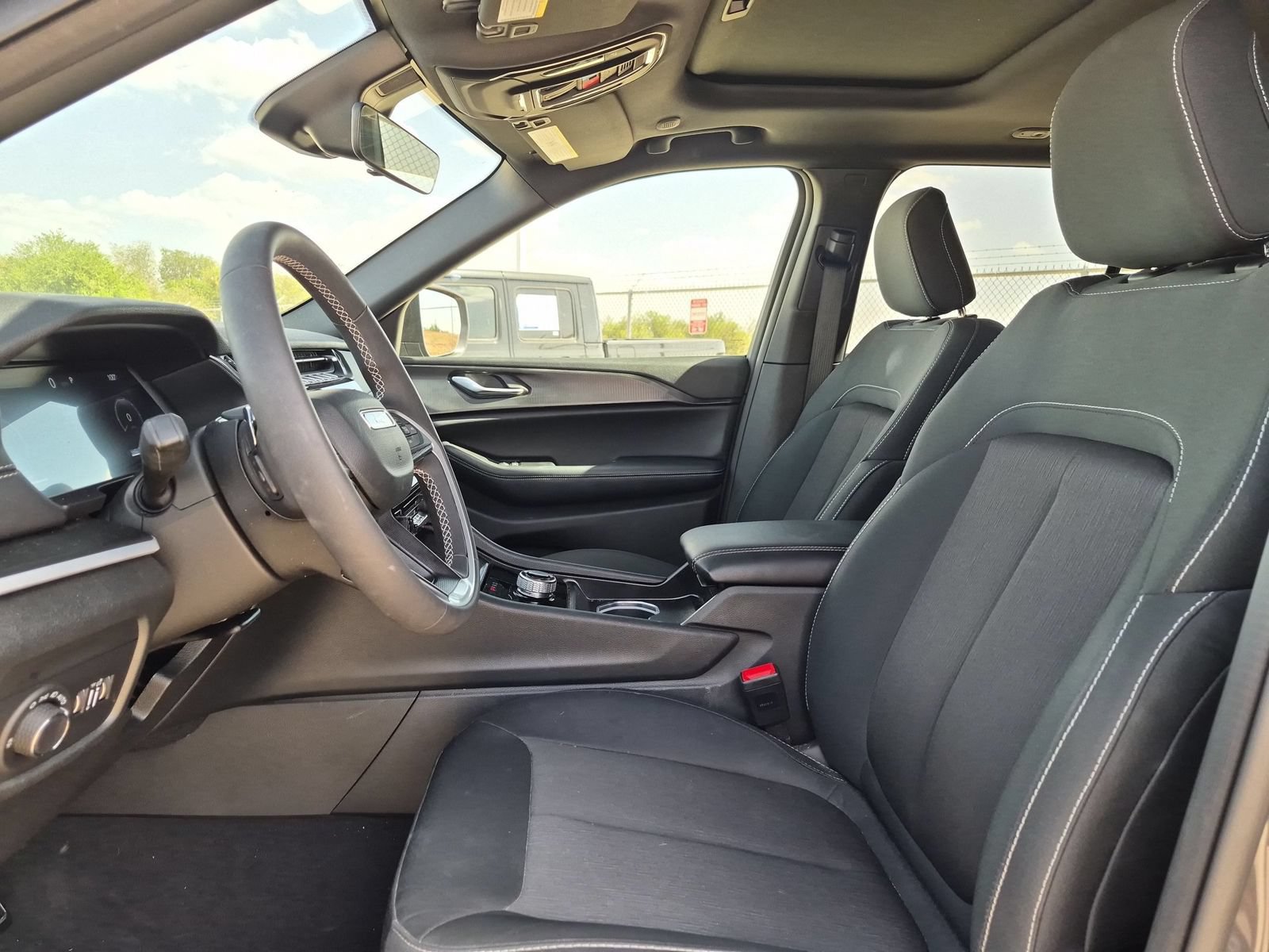 Used 2025 Jeep Grand Cherokee Laredo RWD image 9