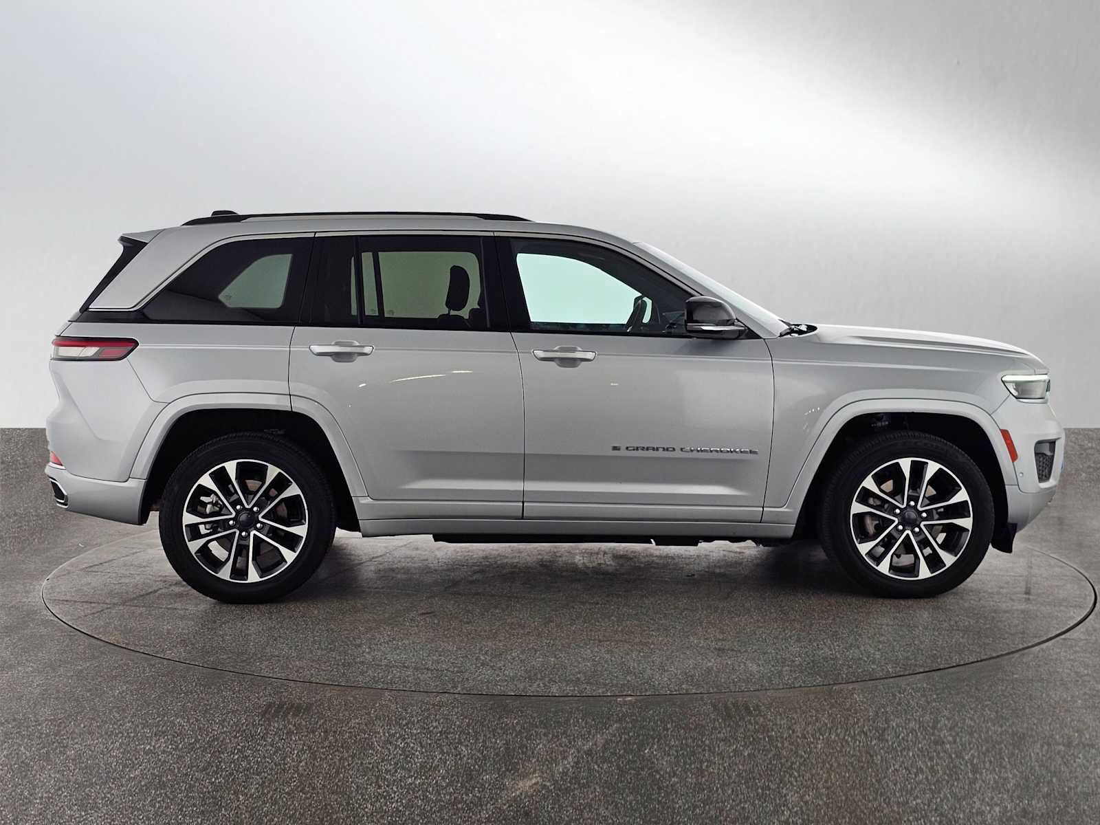 Used 2023 Jeep Grand Cherokee Overland AWD/4WD image 6