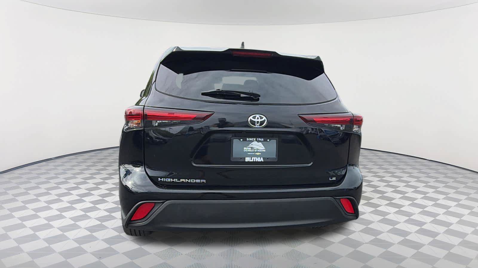 Used 2025 Toyota Highlander LE FWD image 6