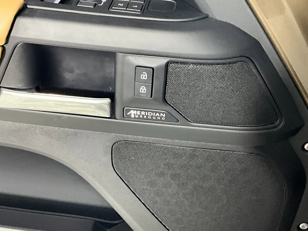 Used 2025 Land Rover Defender 130 X-Dynamic SE image 18