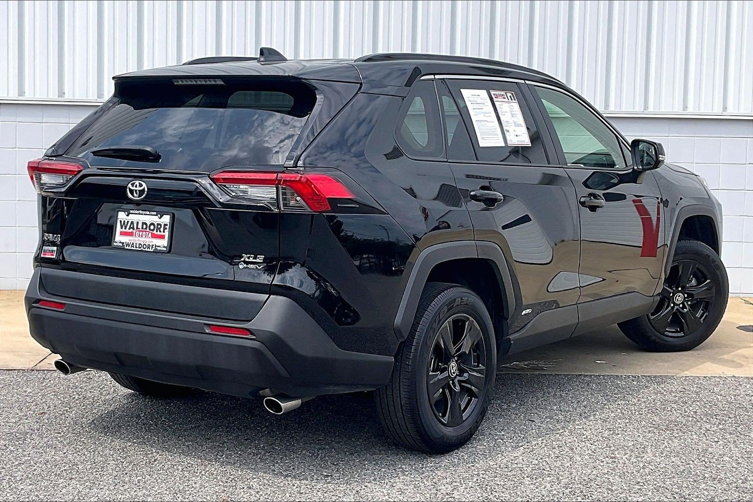 Used 2025 Toyota RAV4 XLE AWD/4WD image 17
