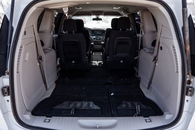 Used 2022 Chrysler Voyager LX FWD image 6